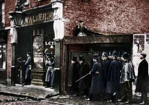 シドニーストリートの包囲、ホワイトチャペル、ロンドン、1911年、1935年。 作： Unbekannt