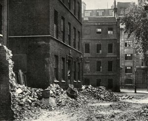 1934年、フェッターレーンと解体を待つ遺棄された家々からのゲートウェイのサイト。 作： Unbekannt