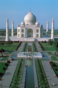 エントランスゲート（インド、アグラ）の上からタージ・マハル 作： Unbekannt