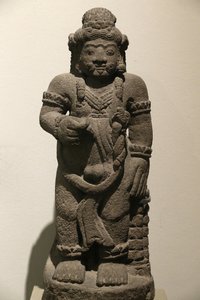 ヴィクトリア・アンド・アルバート博物館叙事詩の守護像火山性の石。インドネシア（東ジャワ）。1400-1500.マジャパイト時代。イギリス 作： Unbekannt