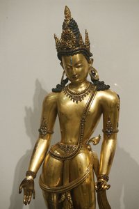 ヴィクトリア・アンド・アルバート博物館。観音菩薩（パドマパニ、蓮を持つ者）。1300-1400.マラー朝。ネパール。金メッキを施した銅に貴石や半貴石をあしらったもの。イギリス 作： Unbekannt