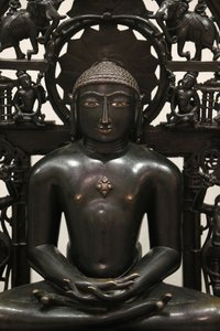 ヴィクトリア・アンド・アルバート博物館Jina Shantinatha.1168年、バックプレートは1300-1500年頃。銅合金に銀と銅の象嵌を施したもの。おそらく西インド。イギリス 作： Unbekannt