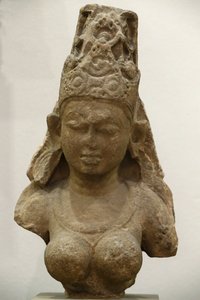 ヴィクトリア・アンド・アルバート博物館ヨギーニ。800-900.プラティハラ時代。砂岩。中央インド（マディヤ・プラデーシュ州）。連合王国 作： Unbekannt