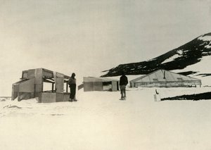 ハットポイント、c1908、1909年のディスカバリー遠征の冬の四分の一。 作： Unbekannt