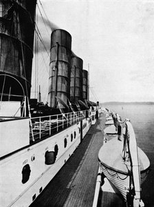 1915年に救命ボートを示したルシタニアのボートデッキ 作： Unbekannt