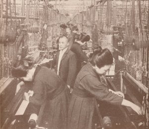 日本で繁栄した絹工場の忙しいインテリア、1907 作： Unbekannt