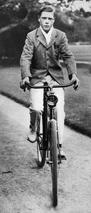 1911年に自転車に乗って未来のエドワード8世王