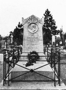 フランスの写真家、ルイ・ダゲールの墓石 ブライ＝シュル＝マルヌにあるルイ・ジャック・マンデ・ダゲール（1787-1851）の墓石 作： Unbekannt