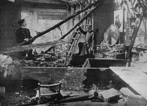 1915年、サウスエンドにある難破した家屋の内部