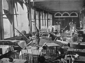 爆撃による被害を示すグランドホテルの内部、1914年 作： Unbekannt