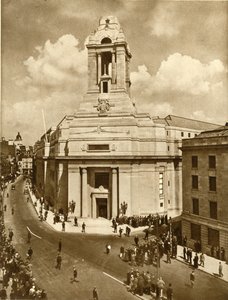 1933年7月19日、1935年、ロンドンのグレートクイーンストリートにあるフリーメーソンの平和記念館の開館式。 作： Unbekannt