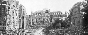 1918年8月22日、フランス、ソンム、アルバートの廃墟となった町と教会の鐘楼