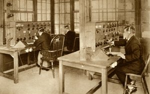 1928年、1935年、ロンドン南部のクロイドン飛行場にある無線通信室。 作： Unbekannt
