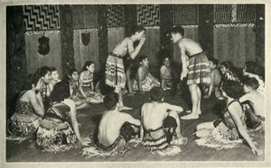 ネイティブスクールのファカレワレワにいるマオリの子供たちは、c1948のハンドゲームをプレイしています。 作： Unbekannt