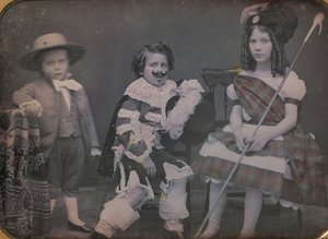 衣装を着た 3 人の子供、1850 年代。