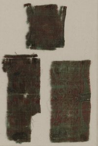 イタリアのゴシックシルクの3つの断片、1300年代。