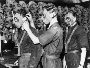 ガスマスクを装着した3人の男性（1930年代 作： Unbekannt
