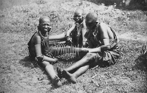 3人の若いマサイ女性、1912 作： Unbekannt