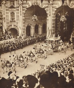 アドミラルティアーチを通して、1937年5月12日