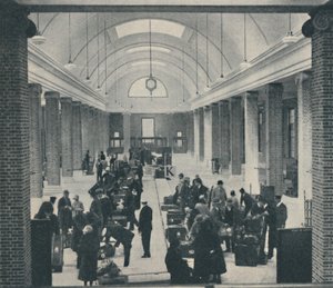 1937年に広々とした新しい建物で検査されたティルバリーの旅客手荷物 作： Unbekannt