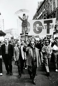 労働組合の行進、パリ、1968年。 作： Unbekannt