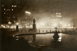 トラファルガー広場。チャリングクロスに向けて。夜のロンドン、1928。 作： Unbekannt
