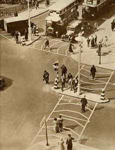 1935年、ロンドンのトラファルガースクエアの交通と歩行者。 作： Unbekannt