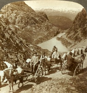 ノルウェー、セリエスタッドの野生の渓谷を通る山道の旅行者、c1905。 作： Unbekannt