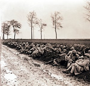 フランス北部の道路脇で休む部隊、c1914-c1918 作： Unbekannt