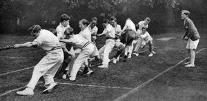 ミルヒルジュニアスクールスポーツの日の綱引き、ロンドン、1926-1927 作： Unbekannt