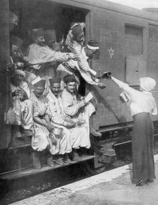 列車で正面に向かう途中のトルコのライフルマン、1914年 作： Unbekannt