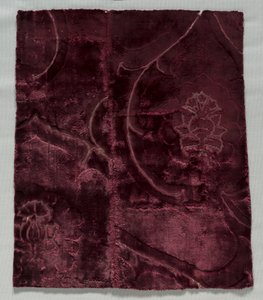 2つのベルベットの断片が1400年代に縫い合わされました。 作： Unbekannt