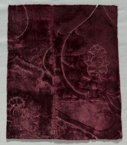 2つのベルベットの断片が1400年代に縫い合わされました。 作： Unbekannt