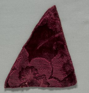 2つのベルベットの断片が1400年代に縫い合わされました。 作： Unbekannt