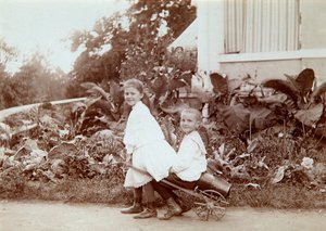 1890年代に屋外で遊ぶ2人の子供 作： Unbekannt