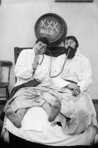1906年、ベッドで酔った男性2人 作： Unbekannt