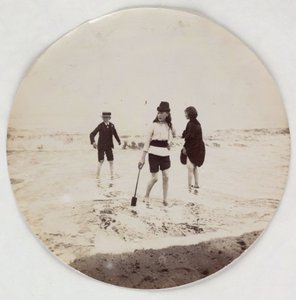 "2人の少女と1人の少年が海でパドリング", vers les annees 1890