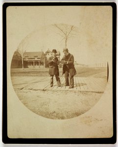 「ボードウォークの二人の男」1890年頃 作： Unbekannt