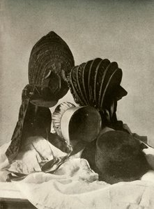 2つのシルクカラッシュ、ライディングキャップ、クエーカーボンネット、帽子、手袋、スカート、18世紀、1937年。 作： Unbekannt