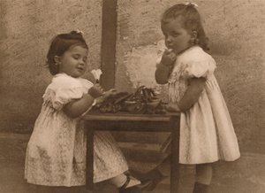 1937年、テーブルで2人の少女。