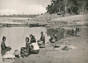 偉大なイラワジ川の典型的なリバーサイドシーン-女性の水浴びと水汲み、1900年。 作： Unbekannt