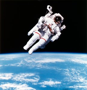 米国の宇宙飛行士ブルース・マッキャンドレスの宇宙遊泳、1984 作： Unbekannt