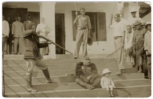 飼いならされたゴリラ（1910年頃）（モノクロ写真