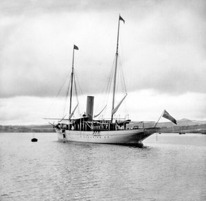イギリス : 停泊中の蒸気ヨット（c1890