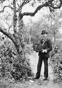 イギリス : The Photographer JT Newman With His Plate Camera（写真家JTニューマンがプレートカメラを持って）c1890 作： Unbekannt