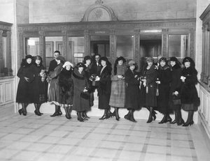 United States: c.1926 銀行の「貯蓄」窓口に立つ女性のグループ。(白黒写真) 作： Unbekannt