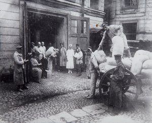 食品の荷降ろし、科学者の家、ペトログラード、ロシア、c1920-c1924 作： Unbekannt