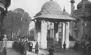 1921年10月26日、パティヤーラのマハラジャによるインディアンメモリアルゲートウェイの発表。 作： Unbekannt