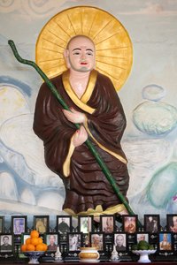 Van Hanh zen buddhist monastery.ベトナムの祖先のための祭壇の上の仏教の僧侶。死者の崇拝。ダラット。ベトナム 作： Unbekannt
