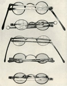 18世紀後半から19世紀初頭の1934年のさまざまな種類の眼鏡。